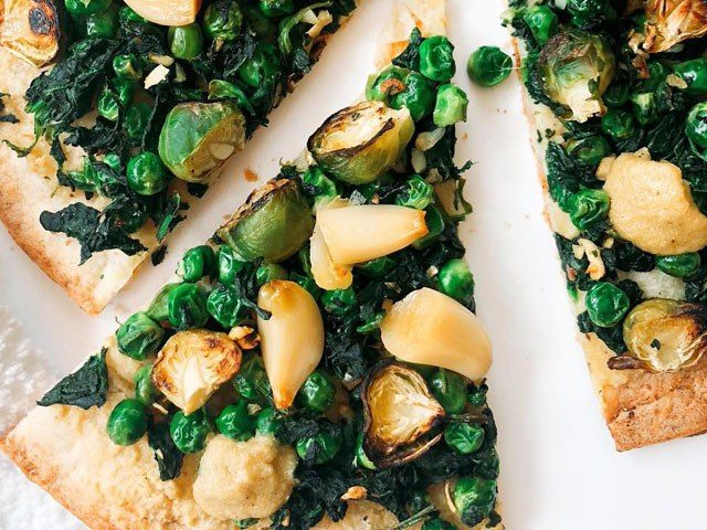 Green Pizza with Roasted Garlic