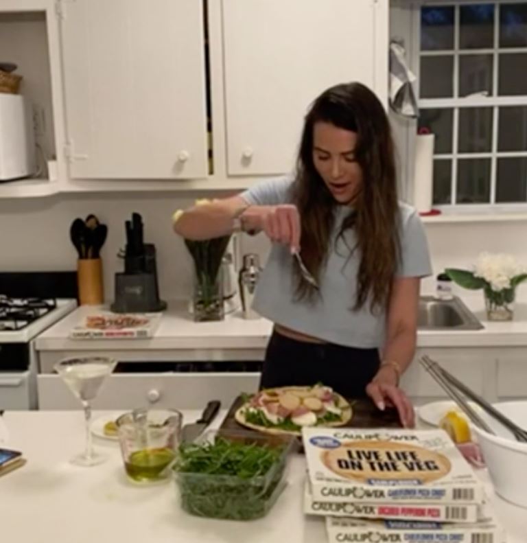 Prosciutto, Arugula, and Pear Pizza | Cauliflower Pizza Recipe |…